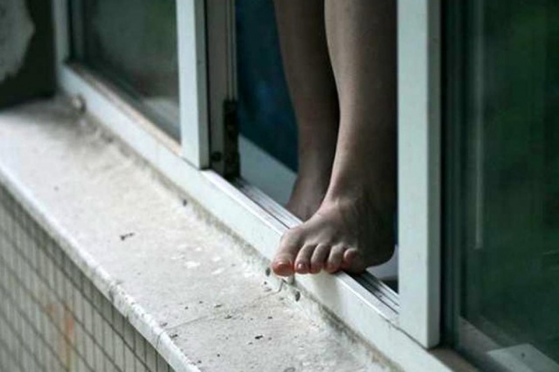 Как удержать ребенка от полета из окна? Четырехлетний житель Обнинска выпал из окна и пошел искать маму